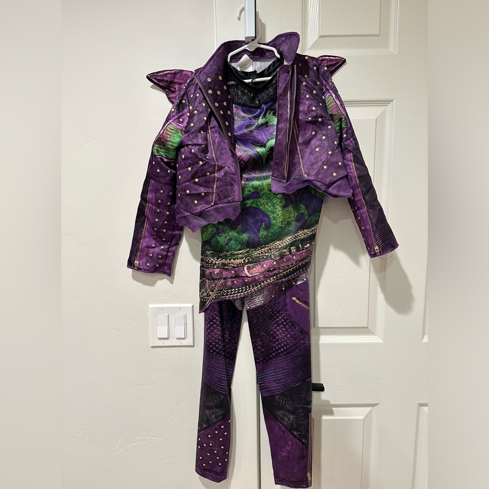 Descendants 2 Mal costume. Size 7–8. Great condition!